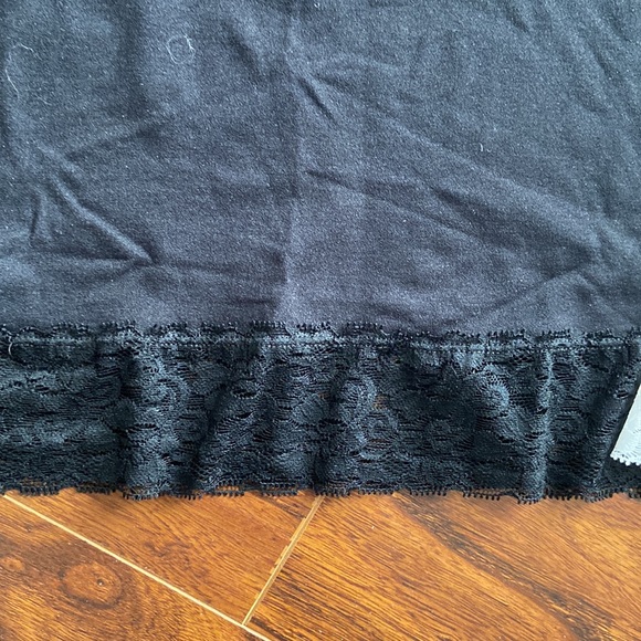 NWOT Set of two beautiful lace trim tank tops in size L - Picture 2 of 5